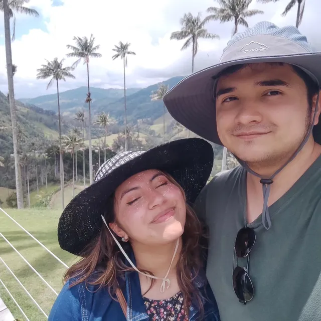 Photograph of Johan Sneider Méndez Vega on vacation with his partner